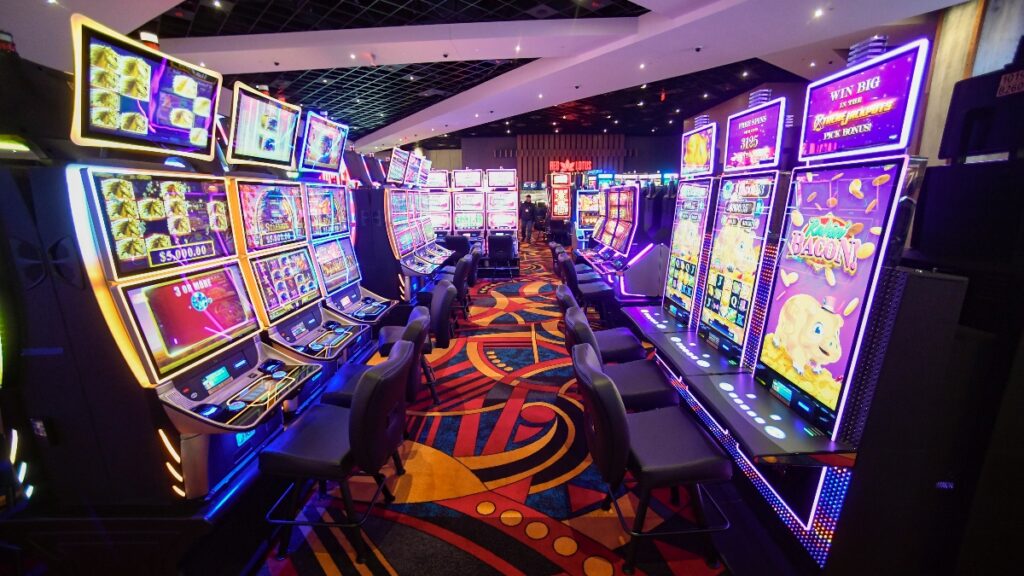 is it better to play one slot machine or move around